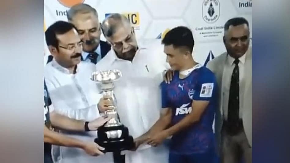 "தள்ளிப் போ" - இந்திய அணியின் கால்பந்து கேப்டனை அவமதித்த இல.கணேசன்.. கொந்தளிக்கும் இணையவாசிகள் ! 