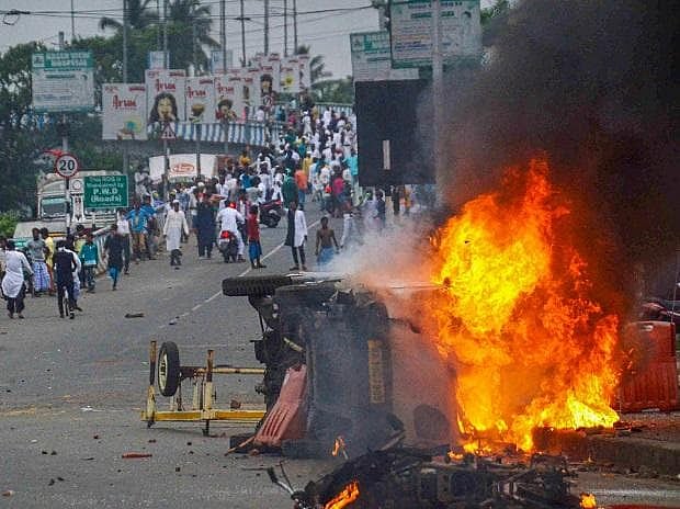 மேற்குவங்க கலவரம்: போலிஸ் அதிகாரியை தாக்கிய பாஜக தொண்டர்கள்.. காப்பாற்றிய இளைஞருக்கு குவியும் பாராட்டு ! 