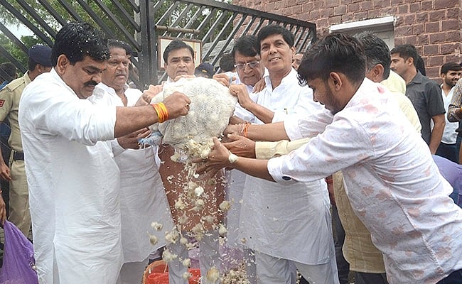 ”MLA-க்களை வாங்க பணம் இருக்கு.. ஆனா விவசாயிகளின் பூண்டு வாங்க பணமில்லையா ?” - பாஜகவை தாக்கிய காங்கிரஸ் !