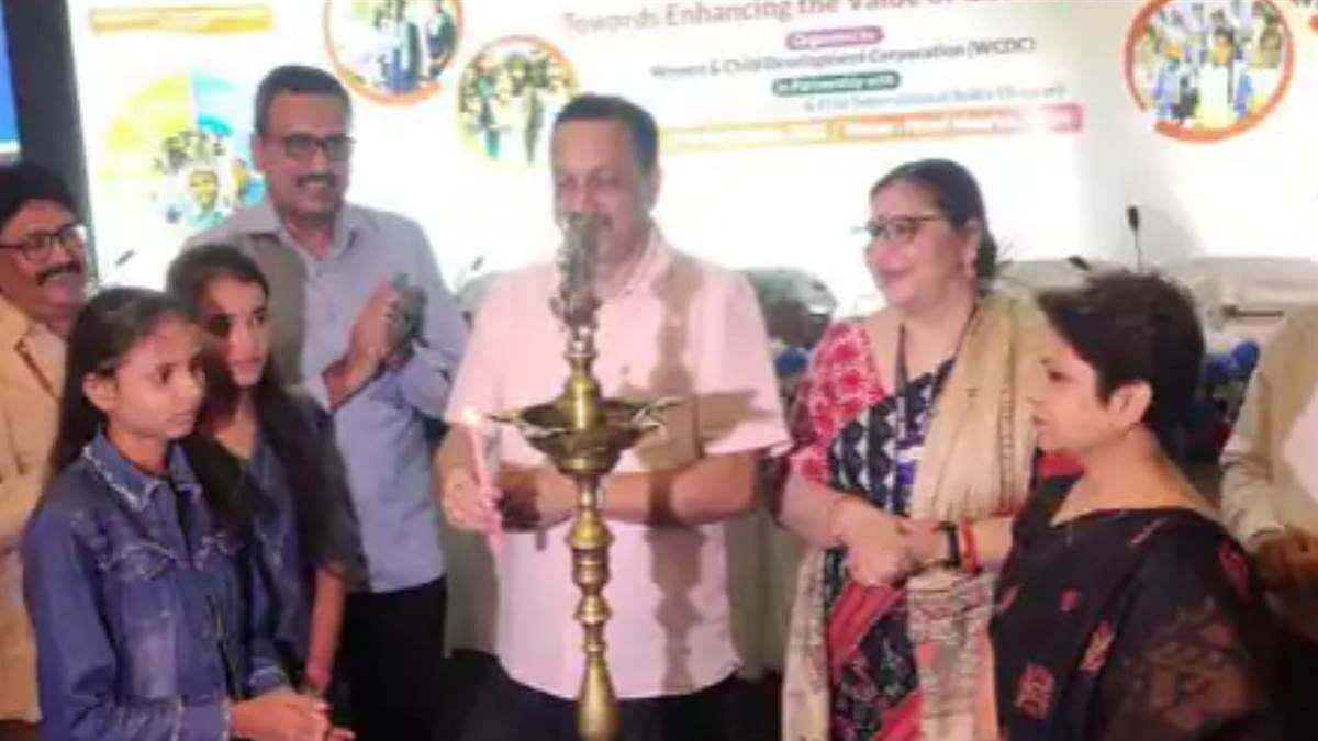 “காண்டம் தரணும்னு சொல்லுவீங்களோ?” : பள்ளி மாணவியிடம் சர்ச்சை பேச்சு - பெண் அதிகாரிக்கு குவியும் கண்டனம்!