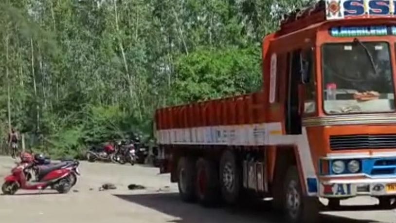 இரு சக்கர வாகனத்தின் மீது மோதிய லாரி.. வீடு திரும்பிய இரட்டை சகோதரிகளுக்கு நேர்ந்த கொடூரம்!