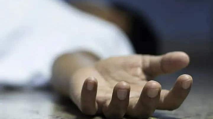 கொரோனா மரணம்: 18 மாதமாக கணவர் சடலத்துக்கு கங்கை நீரை தெளித்த மனைவி.. உ.பி-யில் அதிர்ச்சி !