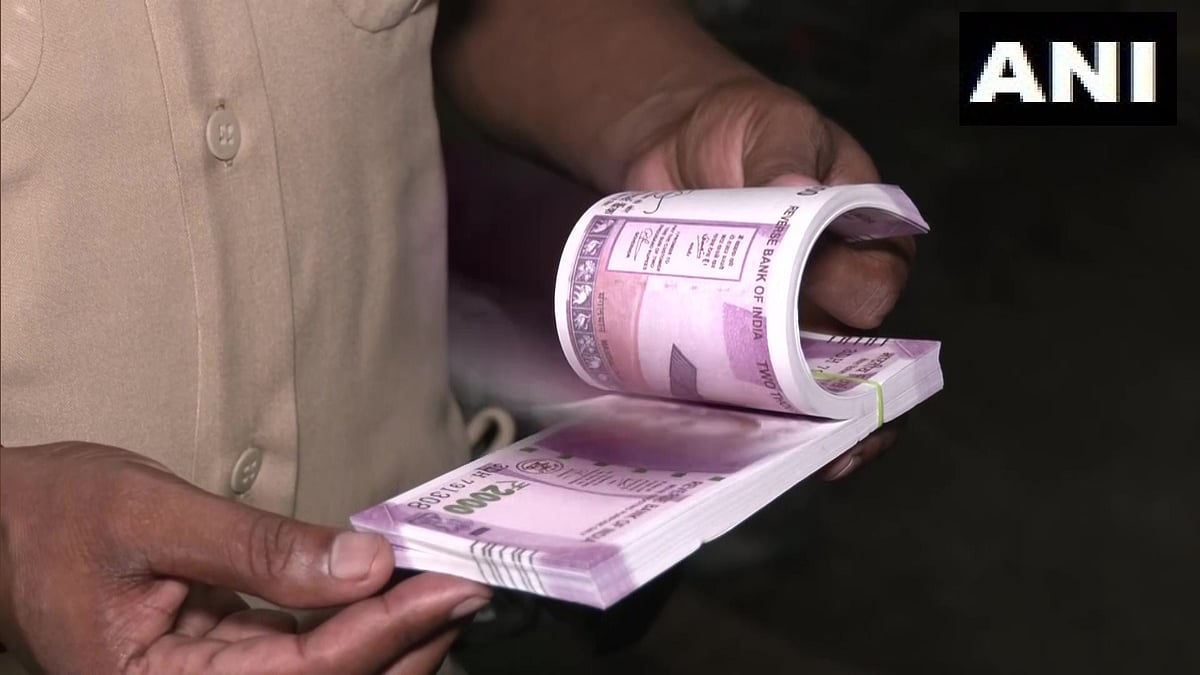 குஜராத்தில் பிடிபட்ட ரூ.25 கோடி கள்ள நோட்டு.. அதிர்ந்த போலிஸார்.. இறுதியில் காத்திருந்த அதிர்ச்சி !