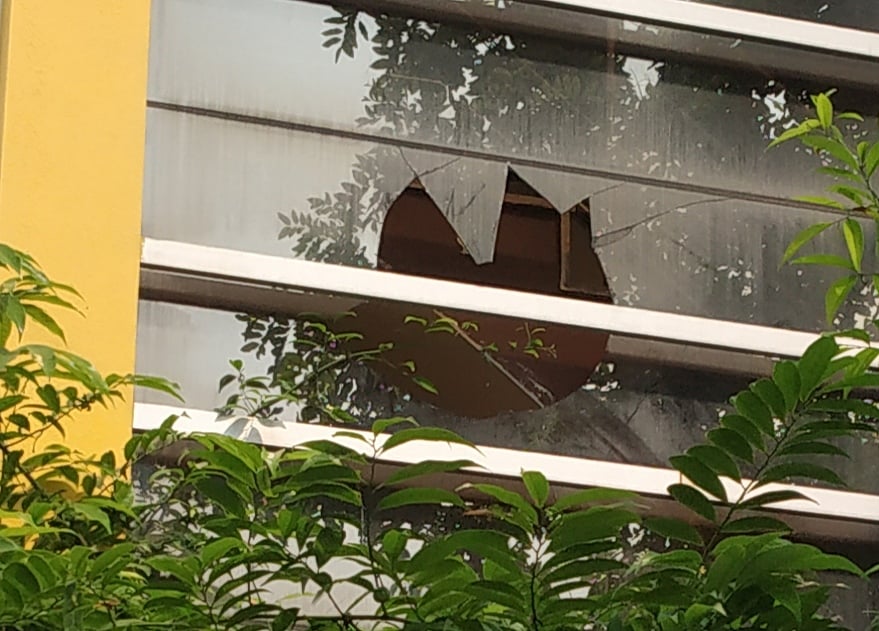 நடிகர் விஷால் வீட்டின் கண்ணாடி உடைப்பு.. காரில் வந்த மர்ம நபர்கள் கற்களை வீசி தாக்குதல்!