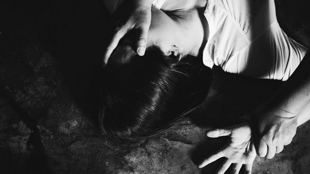 கோபித்துக்கொண்டு வெளியே சென்ற மனைவி.. இரவு நேரத்தில் கணவர் கண்முன்னே மனைவிக்கு நேர்ந்த கொடுமை !