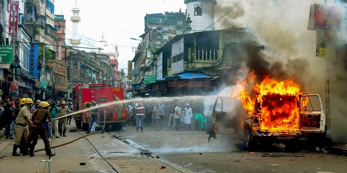 மேற்குவங்க கலவரம்: போலிஸ் அதிகாரியை தாக்கிய பாஜக தொண்டர்கள்.. காப்பாற்றிய இளைஞருக்கு குவியும் பாராட்டு ! 