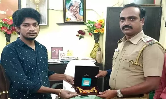 டீ கடையில் கேட்பாரற்று கிடந்த 11 சவரன் நகை.. நேர்மையாக நடந்து கொண்ட டீ கடைக்காரருக்கு குவியும் பாராட்டு!