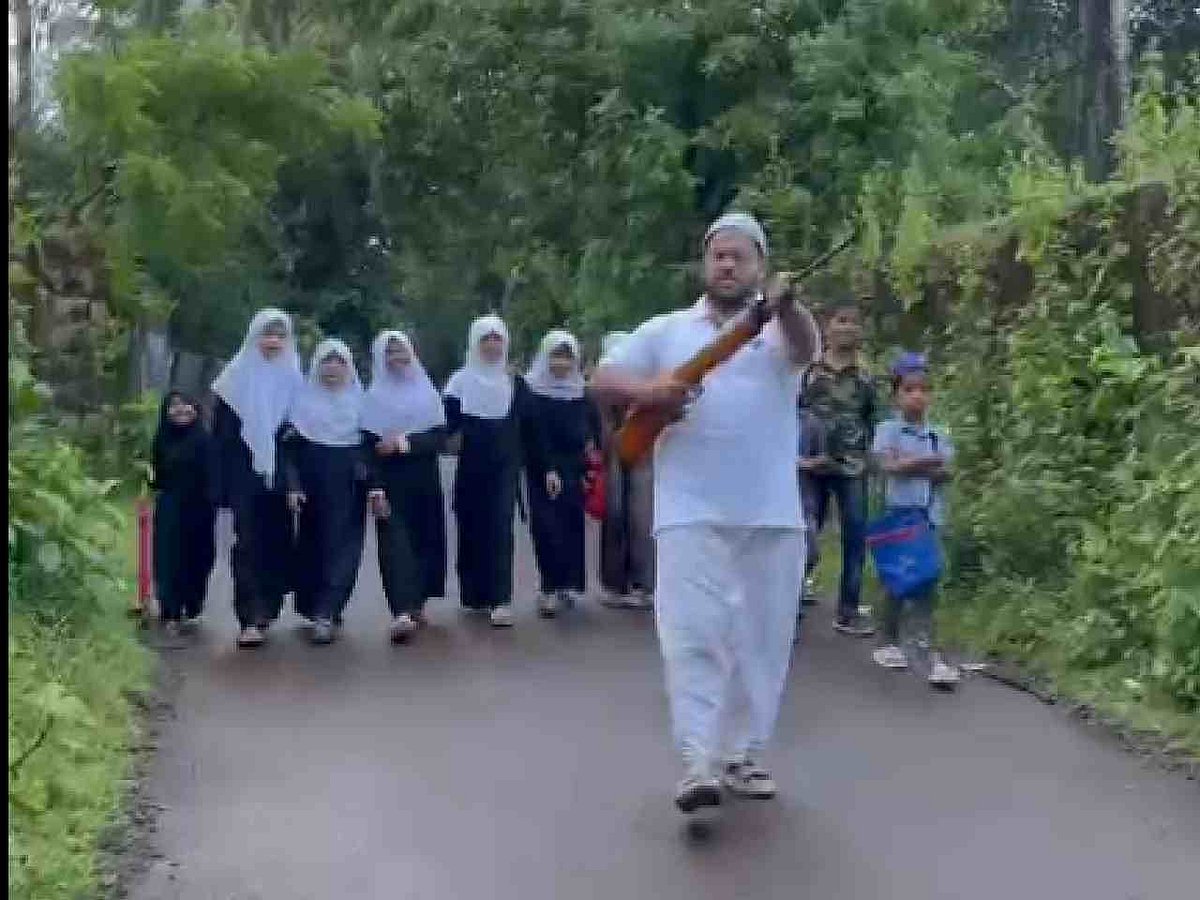 கேரளாவை அச்சுறுத்தும் தெருநாய்கள்.. சாலையில் நடக்கவே அச்சப்படும் மக்கள்: அங்கு நடப்பது என்ன?