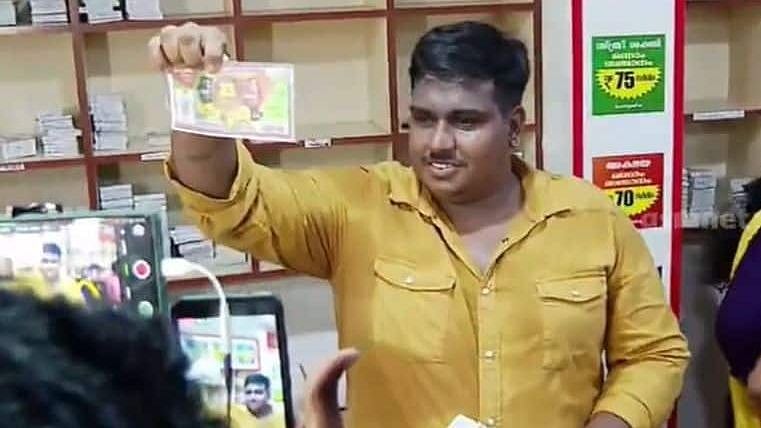 ரூ.25 கோடி பரிசு கிடைத்தும் மனவருத்தத்தில் கேரள நபர்.. சொந்த வீட்டில் கூட நிம்மதி இல்லை என புலம்பல் !