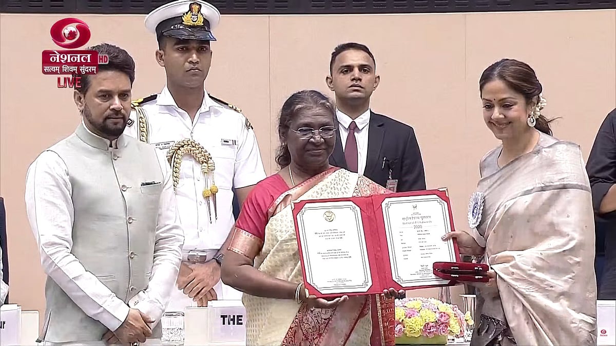 குடியரசுத் தலைவரிடம் இருந்து சிறந்த நடிகருக்கான தேசிய விருது பெற்ற நடிகர் சூர்யா: முழு படத்தொகுப்பு!