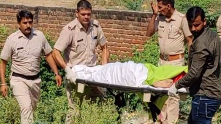 டெல்லியில் அரை நிர்வாண நிலையில் இளம் பெண் சடலமாக மீட்பு.. போலிஸ் தீவிர விசாரணை!