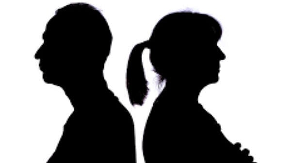 ஓட்டலில் வேறு ஒரு பெண்ணுடன் தனியாக இருந்த கணவன்.. கையும் களவுமாகப் பிடித்த மனைவி செய்த பகீர் காரியம்!