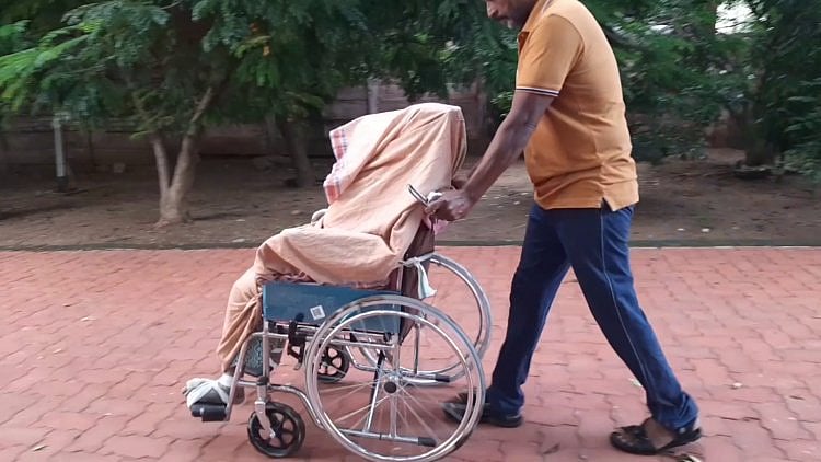 கைவிட்ட உறவினர்கள்.. அதிகாலையில் தாயின் சடலத்தை 3 கி.மீ வீல் சேரில் தள்ளி சென்ற மகன்.. திருச்சியில் சோகம்
