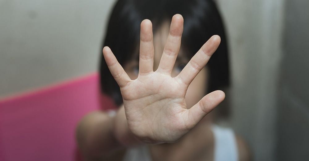 ம.பி - 3 நாள் அடைத்துவைத்து பாலியல் வன்கொடுமை.. புகார் அளிக்க சென்ற சிறுமியை கொடூரமாக தாக்கிய போலிஸ் !