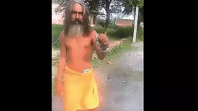 பாம்பை வைத்து ரீல் வீடியோ.. பாம்பை கழுத்தில் சுற்றியபோது சாமியாருக்கு நேர்ந்த சோகம்.. உ.பியில் அதிர்ச்சி!