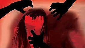 2 கிலோ மீட்டர் நிர்வாணமாக நடந்து வந்த 15 வயது சிறுமி.. உ.பி-யில் நடந்த கொடூர பாலியல் வன்கொடுமை சம்பவம்!