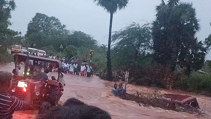 எச்சரிக்கையை மீறி சென்ற கார்.. வெள்ளத்தில் அடித்துச்செல்லப்பட்ட இளைஞர்கள்.. போராடி மீட்ட ஊர்மக்கள் !