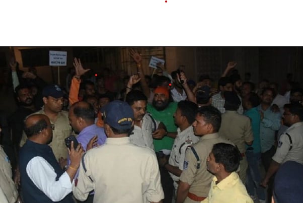 மாட்டிறைச்சி சாப்பிடுவேன்.. 11 ஆண்டுகள் கழித்து ரன்பீர் கபூருக்கு இந்துத்துவ கும்பல் எதிர்ப்பு!