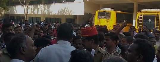 'வெளியே போ'.. பள்ளியை மூட சொன்ன பா.ஜ.க-வினரை விரட்டியடித்த பொதுமக்கள்!