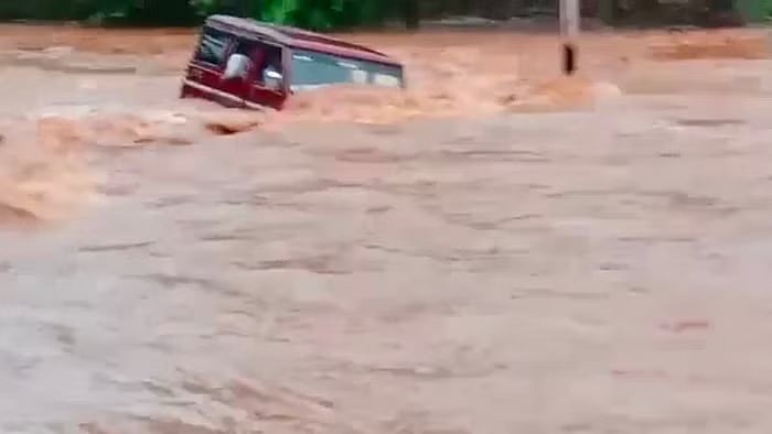 எச்சரிக்கையை மீறி சென்ற கார்.. வெள்ளத்தில் அடித்துச்செல்லப்பட்ட இளைஞர்கள்.. போராடி மீட்ட ஊர்மக்கள் !