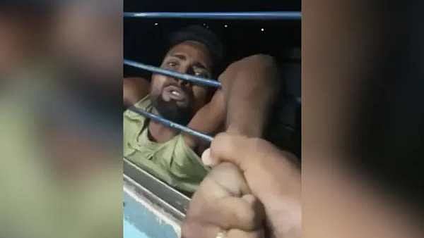 திருடனை 10 கி.மீ ரயிலின் வெளியே தொங்கவிட்ட பயணிகள்.. உயிர்பயத்தில் கதறியபடி வந்த திருடனின் வீடியோ வைரல் !