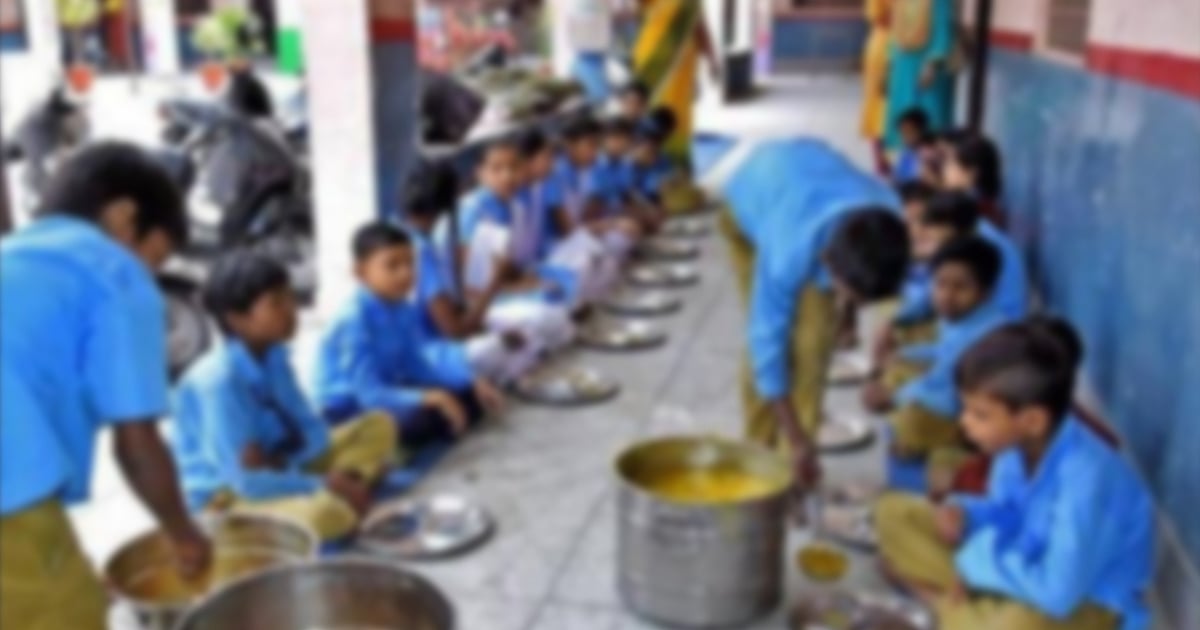 பள்ளியில் உணவு பரிமாறிய பட்டியலின சிறுமிகள்.. உணவை தூக்கியெறிய சொன்ன சமையல்காரர்..ராஜஸ்தானில் அதிர்ச்சி! 