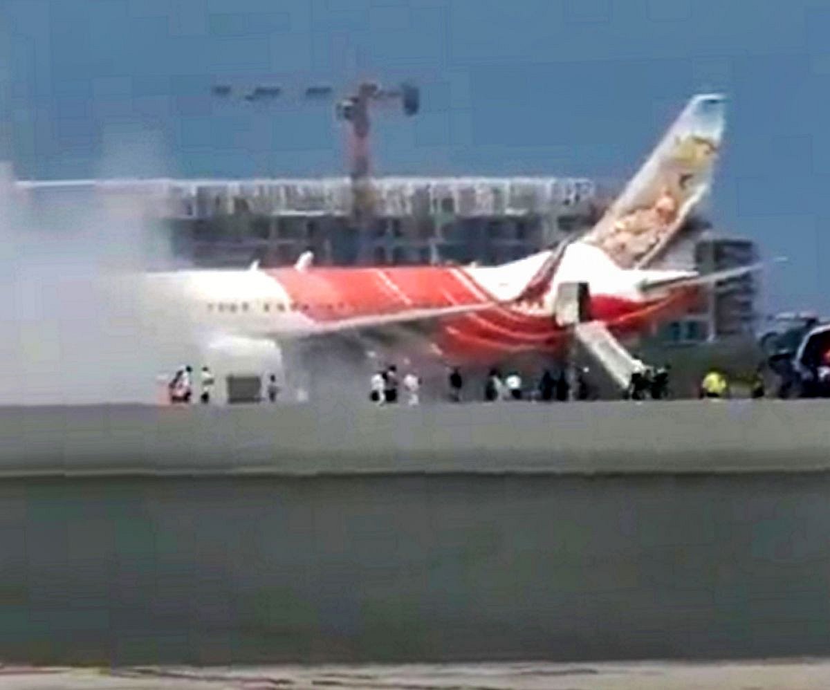 AIR INDIA EXPRESS விமானத்தில் தீ : ஆபத்தில் சிக்கிய பயணிகள்.. 
துரிதமாக மீட்ட விமான பணியாளர்கள் !