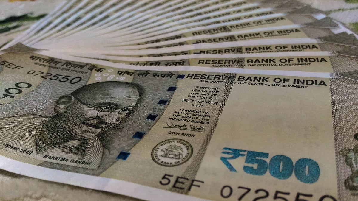 ஆற்றில் மிதந்து வந்த 500 ரூபாய் நோட்டுகள்.. பணக்காரராவேன் என கருதிய நபருக்கு காத்திருந்த அதிர்ச்சி !