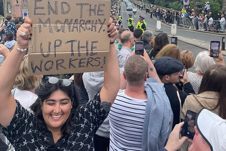 எலிசபெத் ராணி ஊர்வலத்தில் போராட்டம்.. ட்ரெண்டாகும் HASHTAG.. பிரிட்டனில் முடிவுக்கு வருகிறதா முடியாட்சி ?