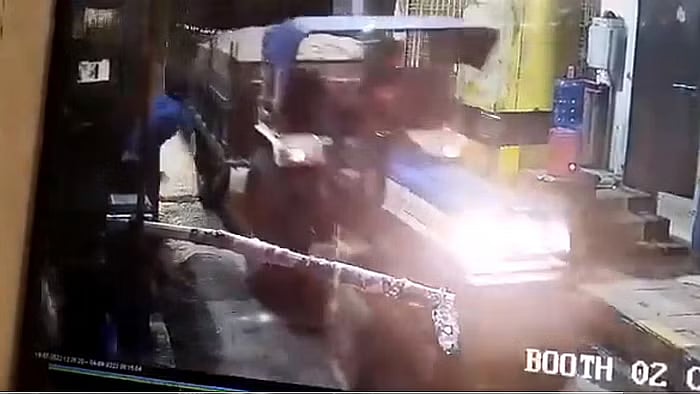 TOLLGATE தடுப்பை உடைத்துக்கொண்டு சென்ற டிராக்டர்கள்.. உ.பியில் தொடரும் மணல் மாஃபியா கும்பலின் அட்டகாசம்!