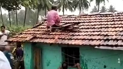 கர்நாடகா : வெள்ளத்தில் சிக்கிய வீடு.. தவித்த தாய், பச்சிளம் குழந்தை.. ஓட்டை உடைத்து காப்பாற்றிய மக்கள் !