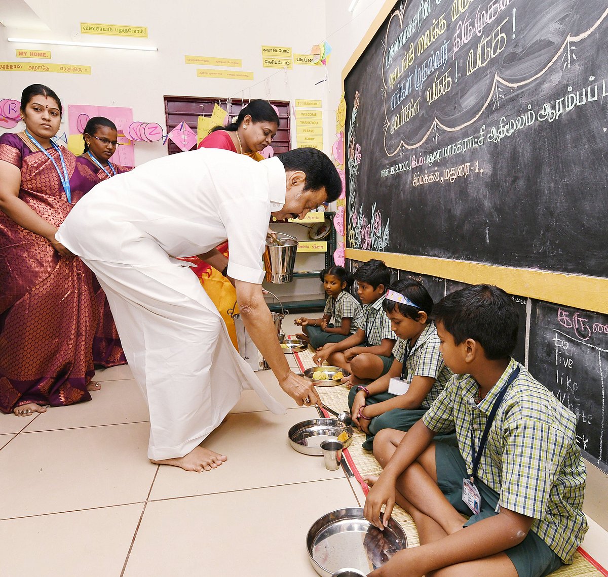"‘மக்களோடு செல்’ என்றார் பேரறிஞர் அண்ணா.. இன்று மக்களோடு இருக்கிறார் முதலமைச்சர்.." முரசொலி புகழாரம் !