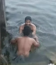 நீச்சல் தெரியாத நண்பனை ஏரியில் குளிக்க வற்புறுத்தியதால் நடந்த சோகம்: விபரீதத்தில் முடிந்த விளையாட்டு!