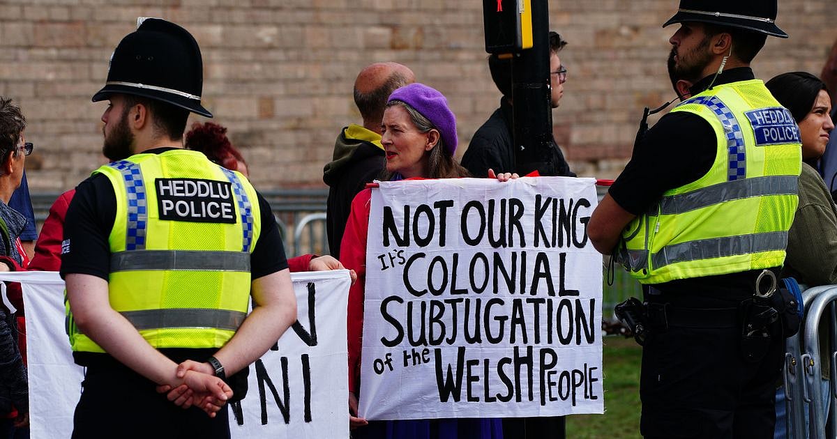 எலிசபெத் ராணி ஊர்வலத்தில் போராட்டம்.. ட்ரெண்டாகும் HASHTAG.. பிரிட்டனில் முடிவுக்கு வருகிறதா முடியாட்சி ?