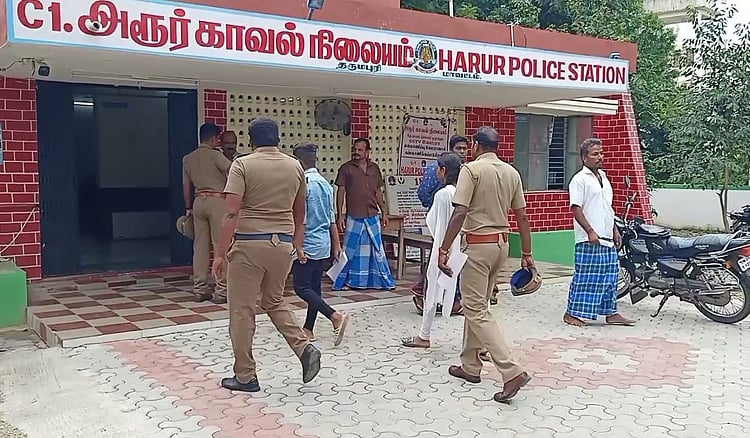 மின் கம்பி மீது உரசிய பீரோ.. 9 ஆண்டு குடியிருந்த வீட்டை காலி செய்த குடும்பத்திற்கு நேர்ந்த துயரம்!