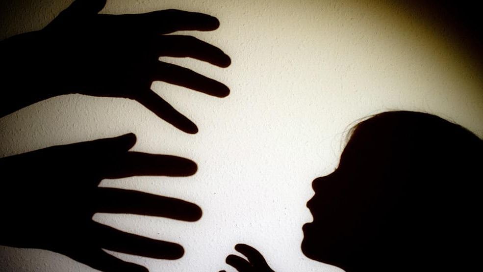 ம.பி - 3 நாள் அடைத்துவைத்து பாலியல் வன்கொடுமை.. புகார் அளிக்க சென்ற சிறுமியை கொடூரமாக தாக்கிய போலிஸ் !  