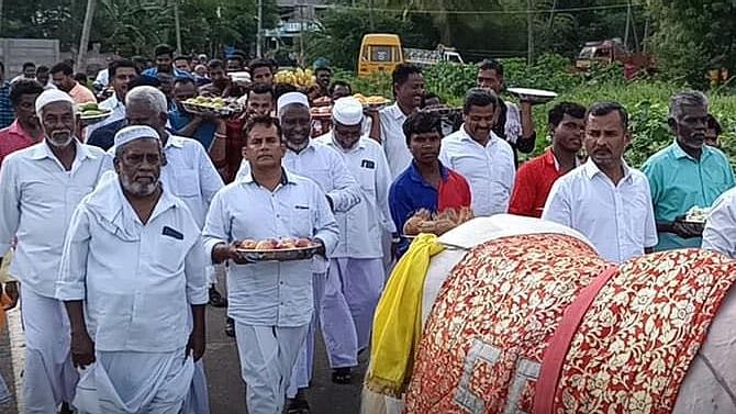 இந்து கோயிலுக்கு தடபுடலாக சீர் எடுத்து சென்ற இஸ்லாமியர்கள்.. மத நல்லிணக்கத்திற்கு உதாரணமான கிராமம்!