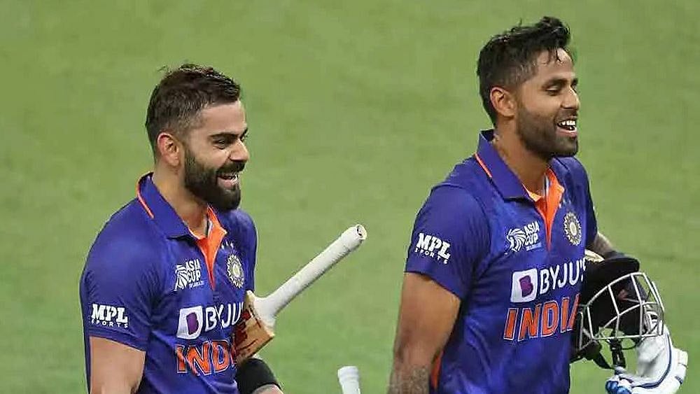 டி20 தரவரிசைப் பட்டியல் - பாபர் அசாமை பின்னுக்கு தள்ளிய சூரியகுமார்.. டாப் 15-ல் நுழைந்த கிங் கோலி !