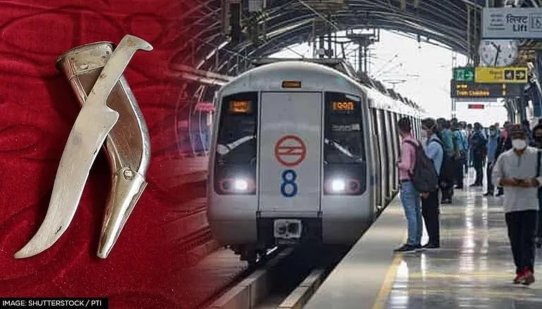 டெல்லி : மெட்ரோ இரயிலில் தடுத்து நிறுத்தப்பட்ட சீக்கியர்.. போராட்டத்தில் குதித்த சீக்கிய அமைப்புகள் ! 