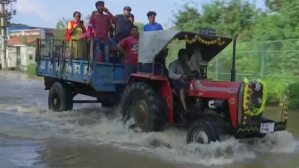 லீவு இல்ல.. ரூ. 50 கொடுத்து டிராக்டர்களில் அலுவலகம் செல்லும் IT நிறுவன ஊழியர்கள்!