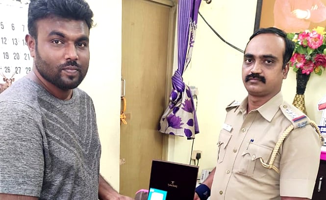 டீ கடையில் கேட்பாரற்று கிடந்த 11 சவரன் நகை.. நேர்மையாக நடந்து கொண்ட டீ கடைக்காரருக்கு குவியும் பாராட்டு!