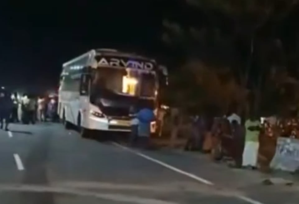 தனியார் ஆம்னி பேருந்து மீது மோதிய லாரி.. 6 பேர் உயிரிழப்பு.. நள்ளிரவில் நடந்த கோர சம்பவம் !