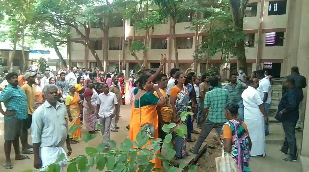 பெற்றோர் கண்முன்னே வகுப்பறையில் மோதிக்கொண்ட பள்ளி மாணவிகள் - புதுச்சேரியில் நடந்த அவலம்!