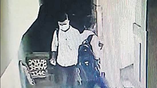 வேலை செய்யும் இடத்திலேயே ரூ. 13 லட்சம் சுருட்டிய ஊழியர்.. போலிஸாரிடம் சிக்கியது எப்படி?