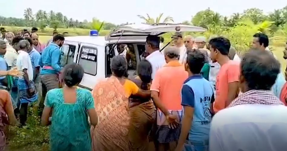 மின்னல் தாக்கியதில் தந்தை, மகன் உடல் கருகி பலி.. சோகத்தில் மூழ்கிய கிராமம்!