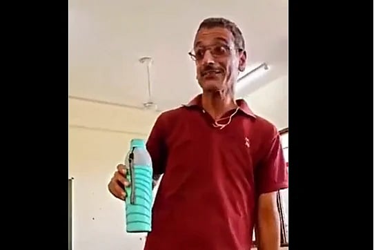 கல்லூரி வகுப்பறையில் குடிபோதையில் நடனமாடும் ஆசிரியர்.. இணையத்தில் வைரலாகும் அதிர்ச்சி வீடியோ!