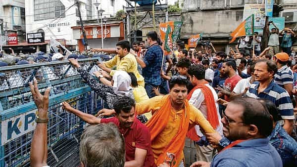 மேற்குவங்க கலவரம்: போலிஸ் அதிகாரியை தாக்கிய பாஜக தொண்டர்கள்.. காப்பாற்றிய இளைஞருக்கு குவியும் பாராட்டு ! 