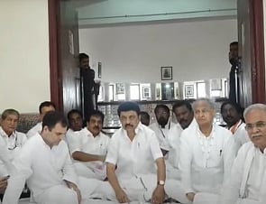 150 நாட்கள்- 3500 கி.மீ தூரம்.. தேசியக் கொடியை கையில் கொடுத்து ராகுல் பயணத்தைத் தொடங்கி வைத்த முதல்வர்!