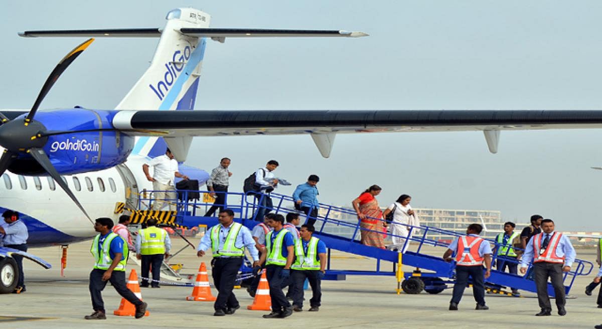 ஆங்கிலம், இந்தி தெரியாததால்  விமானத்தில் பெண்ணுக்கு நேர்ந்த அவலம்.. இண்டிகோ நிறுவனத்துக்கு எதிர்ப்பு ! 