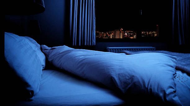 நள்ளிரவில் கண்விழித்து அதிர்ந்த பெண்கள்.. தங்கும் விடுதியில் தூங்கிக்கொண்டிருந்தபோது நேர்ந்த அதிர்ச்சி !